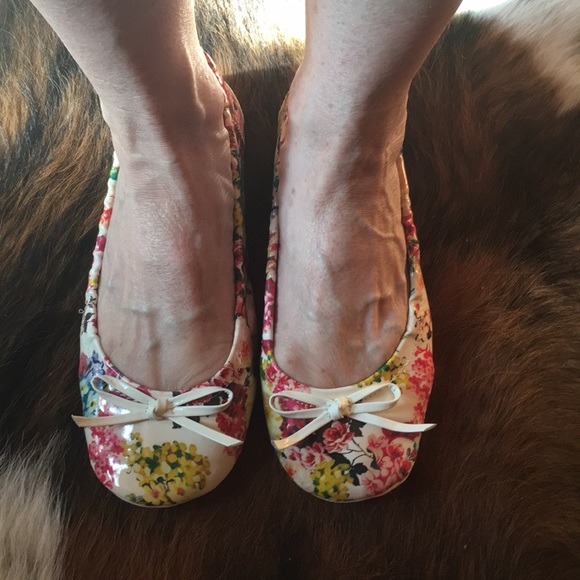 Soft slippers perfect for desk drawer emergency! - Picture 2 of 4